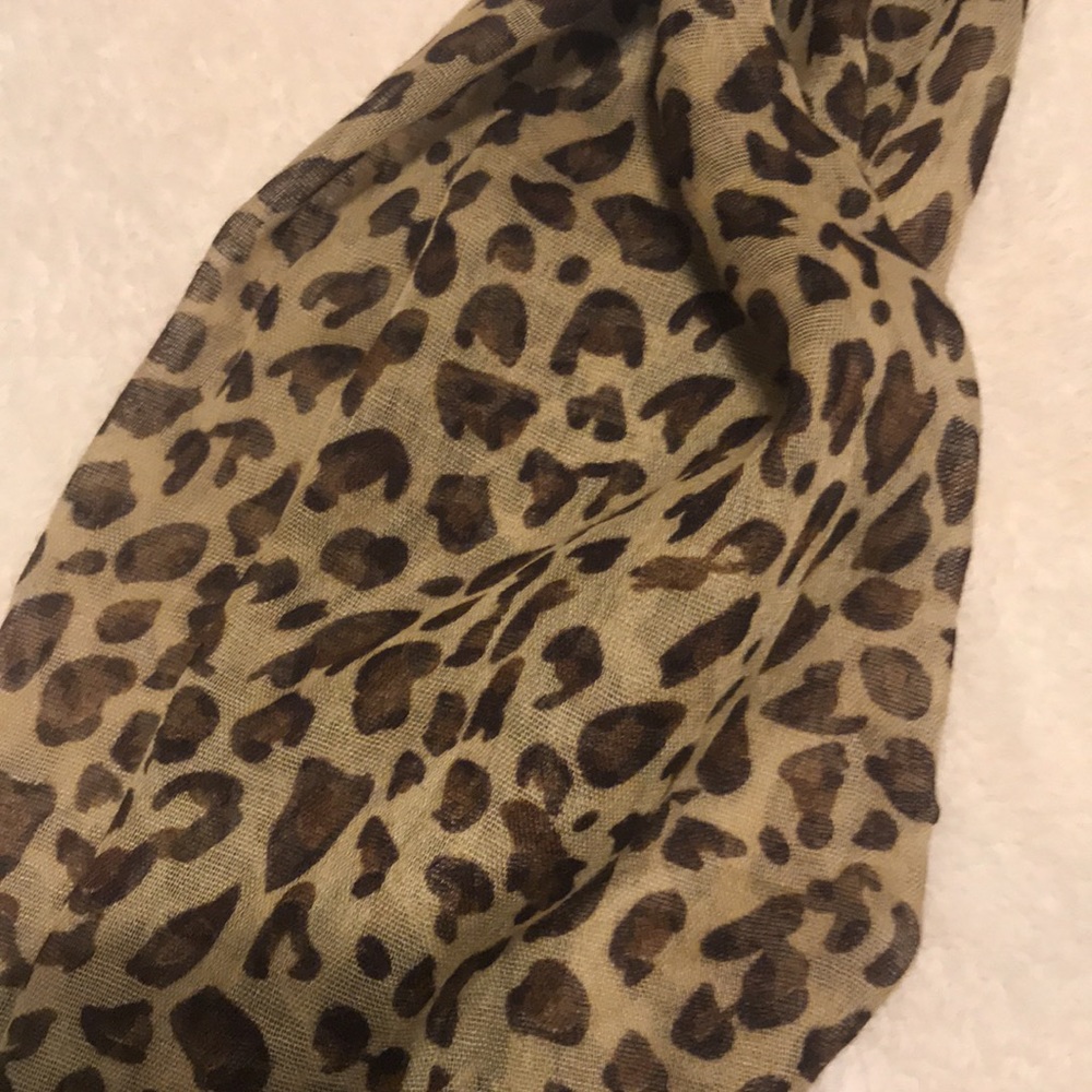 Leopard scarf - Picture 2 of 2